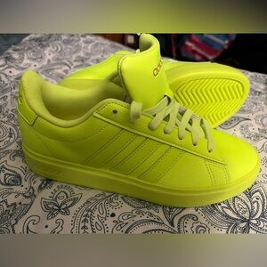 Adidas Grand Court 2.0 in neon citrus